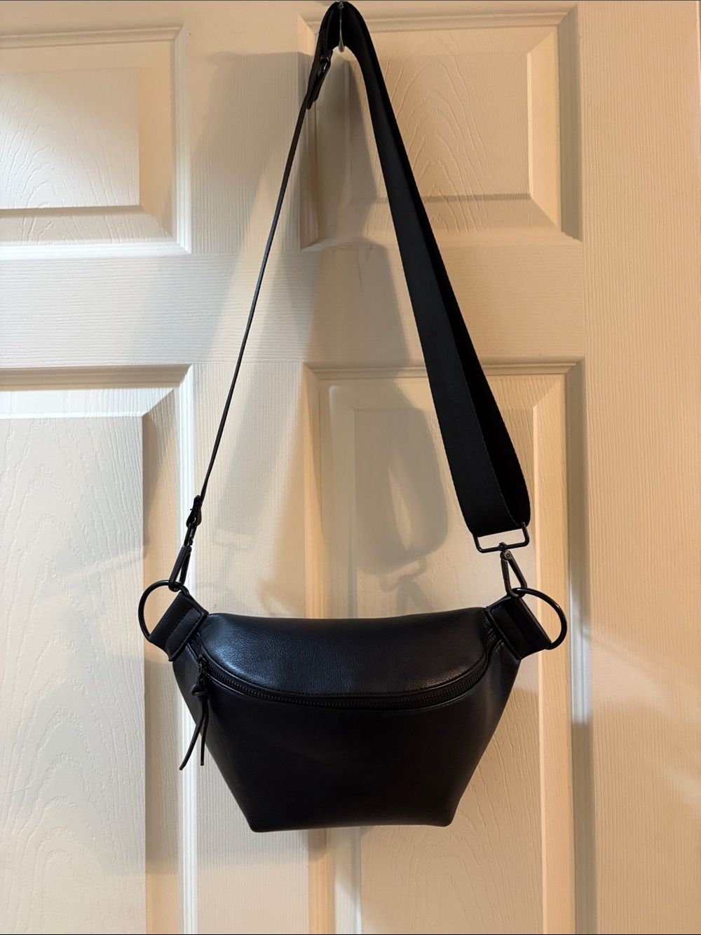 Classic Black Leather Crossbody Bag - Minimalist Design